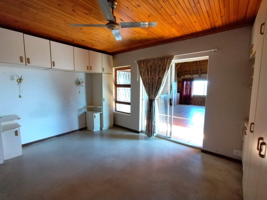 5 Bedroom Property for Sale in Wavecrest Eastern Cape